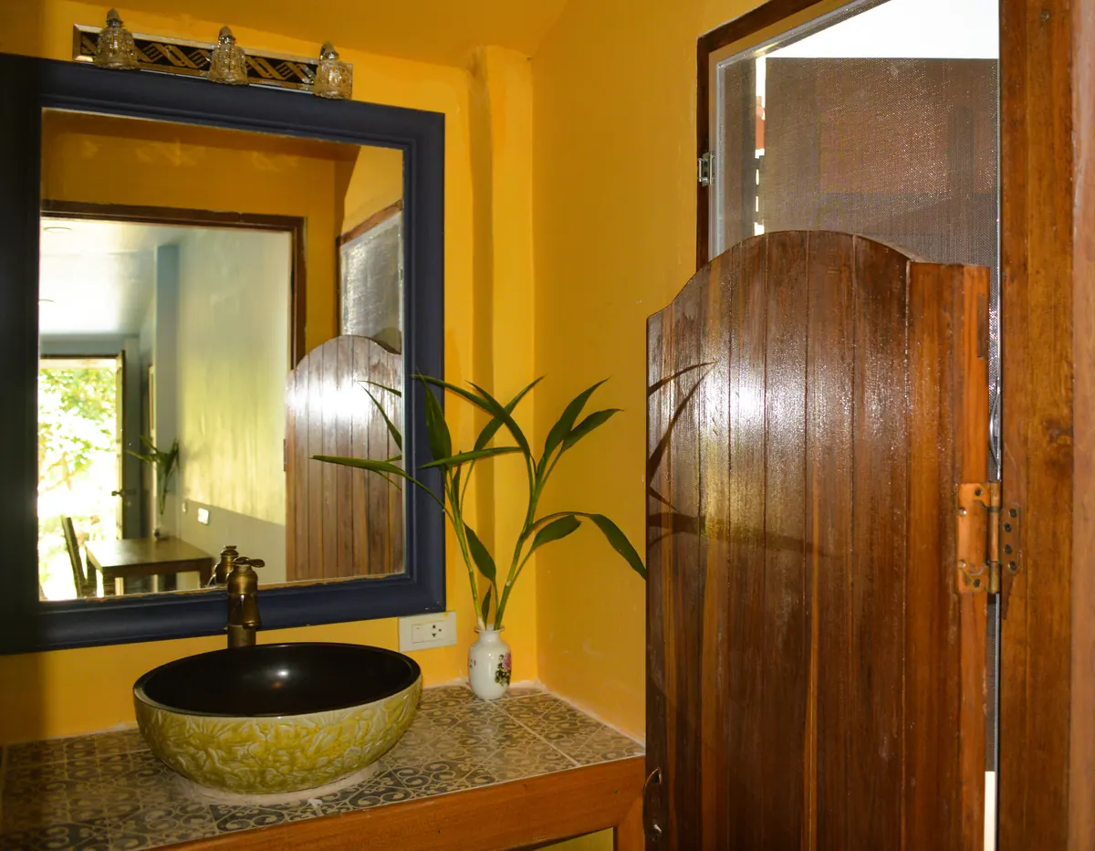 Hillside Garden Retreat — private bathroom.